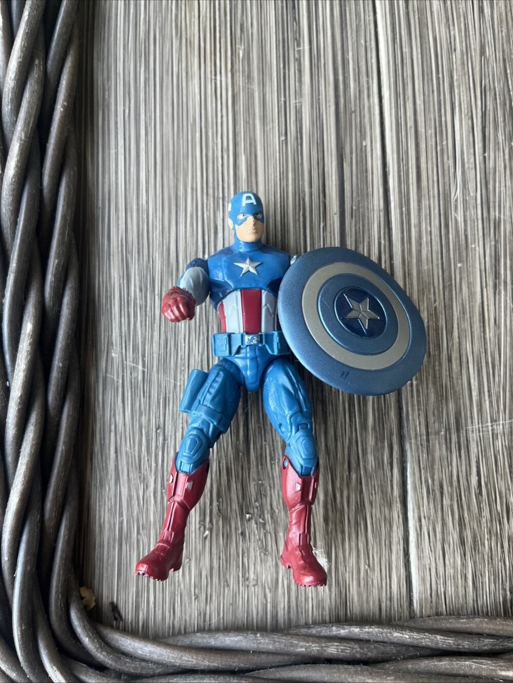 2011 HASBRO MARVEL COMICS CAPTAIN AMERICA COLLECTIBLE ACTION FIGURE 3.75 TOY